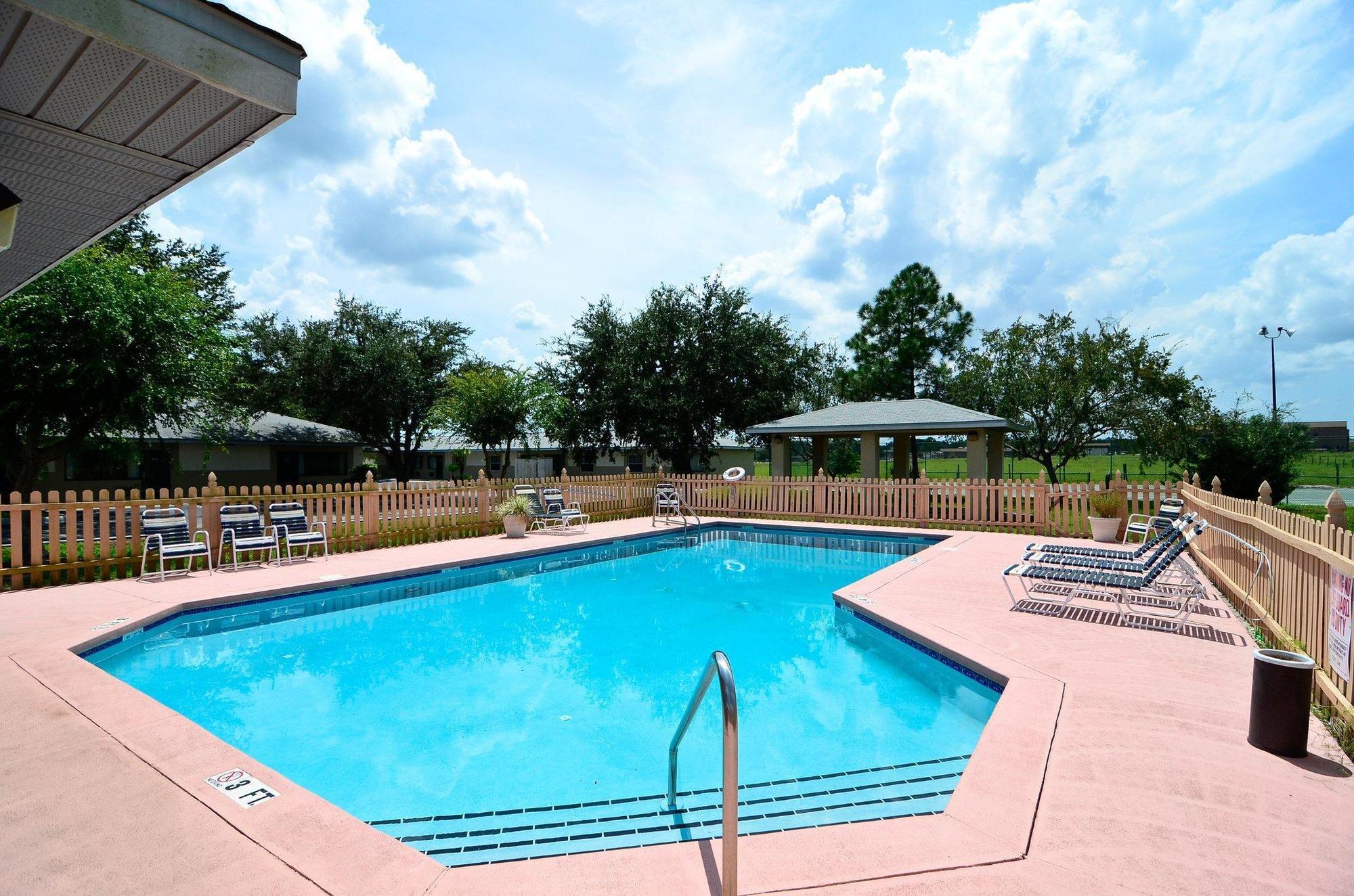 Rodeway Inn & Suites Haines City Exterior photo